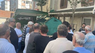 Haliç’te Atatürk Köprüsü’nün altından geçiş yapan tur teknesinin köprü ayağına