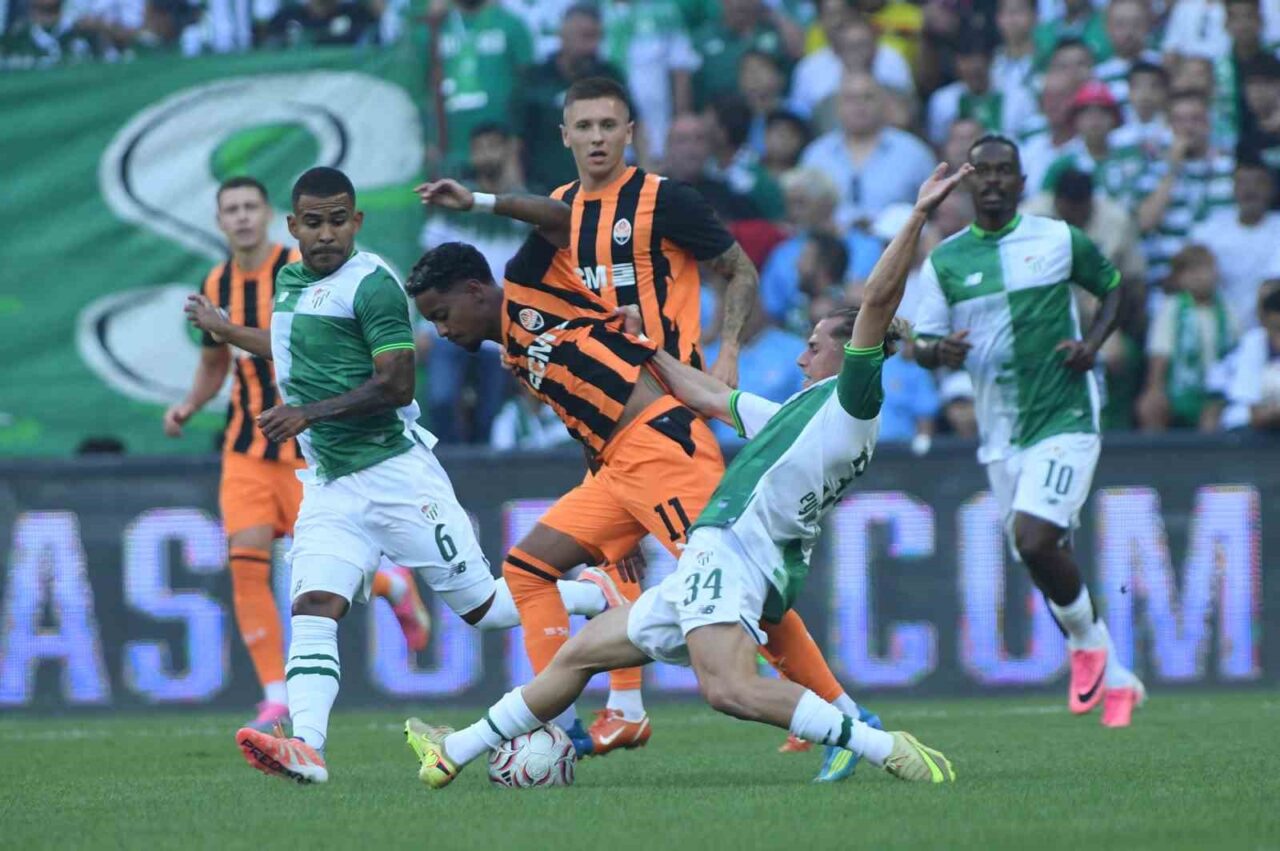 Bursaspor 2026-2027 sezon öncesi taraftarlarının önündeki ilk maçında Shakhtar Donetsh