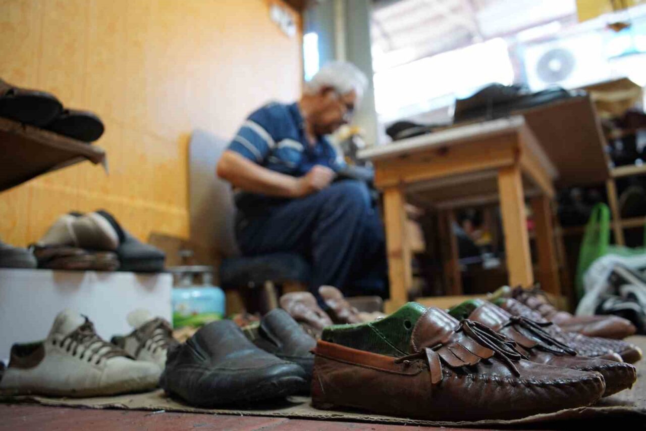 Sakarya’da 81 yaşındaki ayakkabı ustası Abidin Uzun, 69 yıldır sürdürdüğü