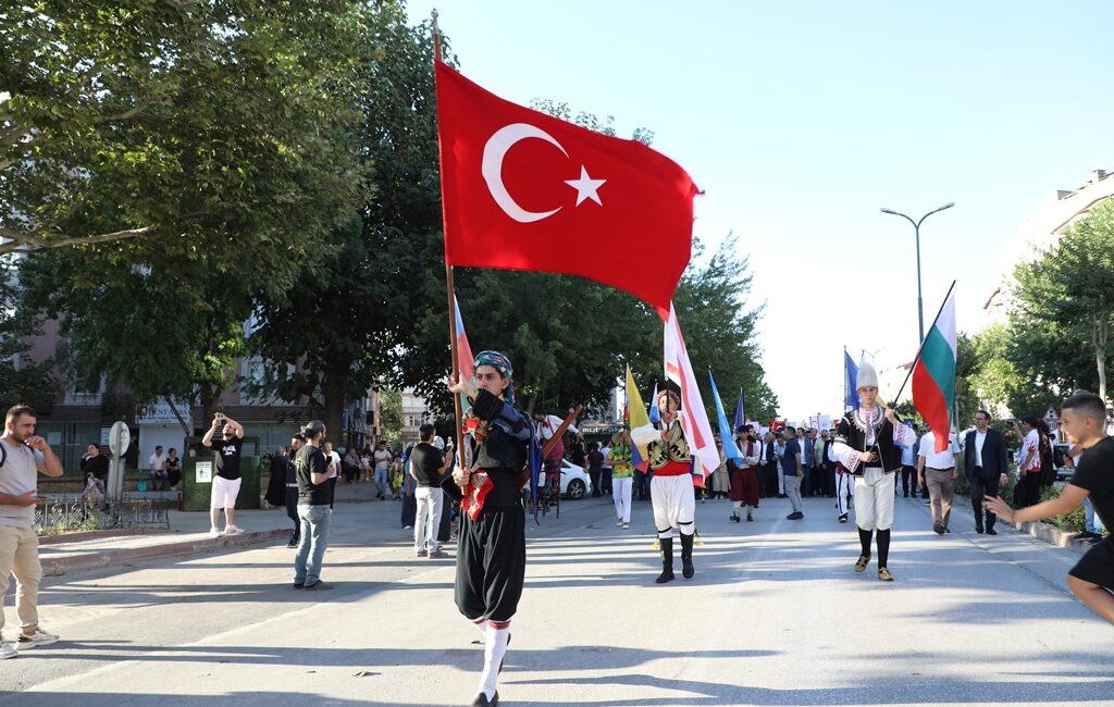 İnegöl’de festival günü İnegöl Belediyesi’nin bu yıl 39’uncusunu düzenlediği Uluslararası Kültür Sanat Festivali,