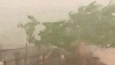 Edirne’nin İpsala ilçesinde etkili olan dolu ve sağanak yağış, vatandaşların