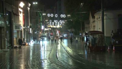 İstanbul’da beklenen yağış Avrupa Yakası’nda gece saatlerinde başladı. Meteorolojinin uyarılarının