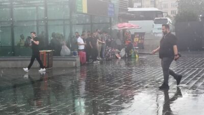 İstanbul’da sabah saatlerinde etkili olan yağmur kenti serinletti. Beyoğlu’nun Karaköy