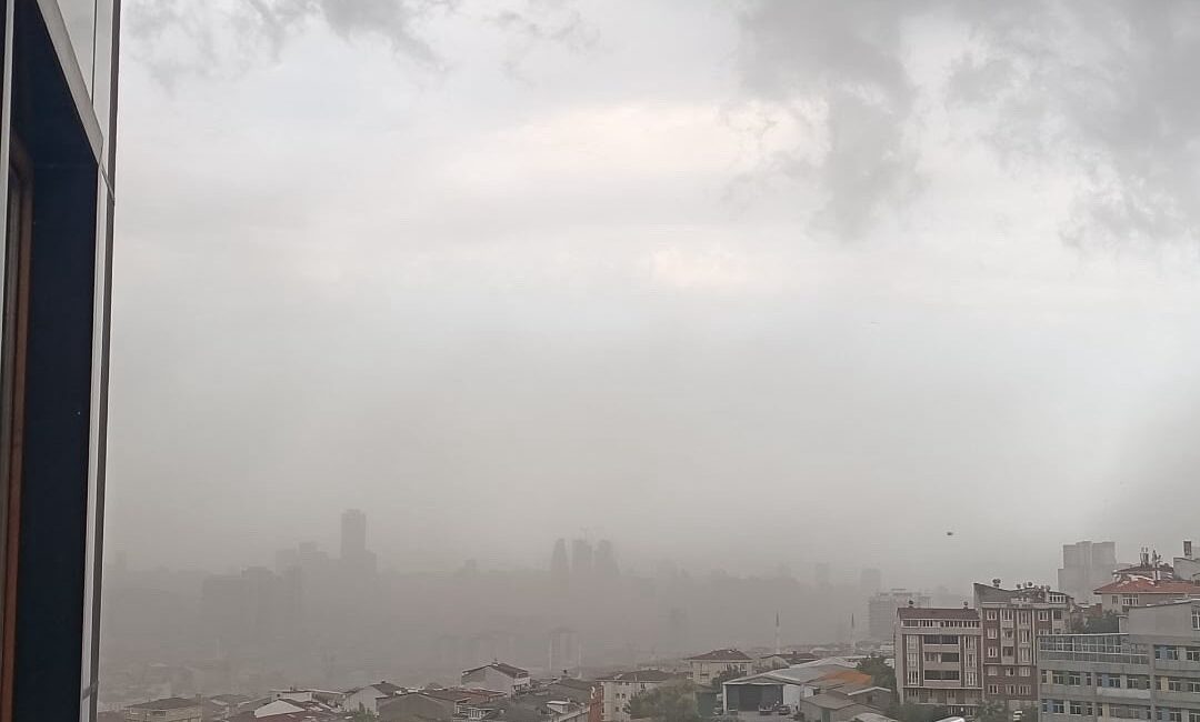 Meteorolojinin uyarılarının ardından İstanbul’da fırtına etkili oldu. Bazı ilçelerde çatılar