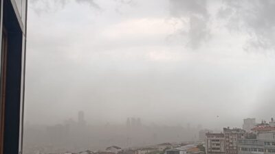 Meteorolojinin uyarılarının ardından İstanbul’da fırtına etkili oldu. Bazı ilçelerde çatılar