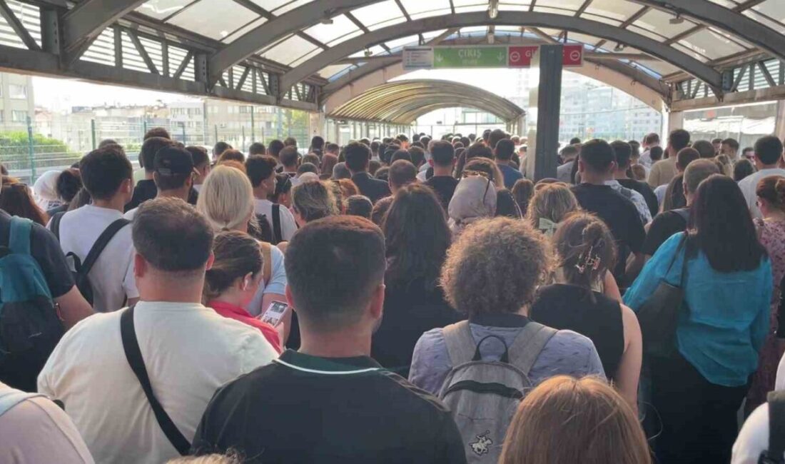 İstanbul Büyükşehir Belediyesi’ne (İBB) bağlı Mecidiyeköy Metrobüs İstasyonu’nda yürüyen merdiven