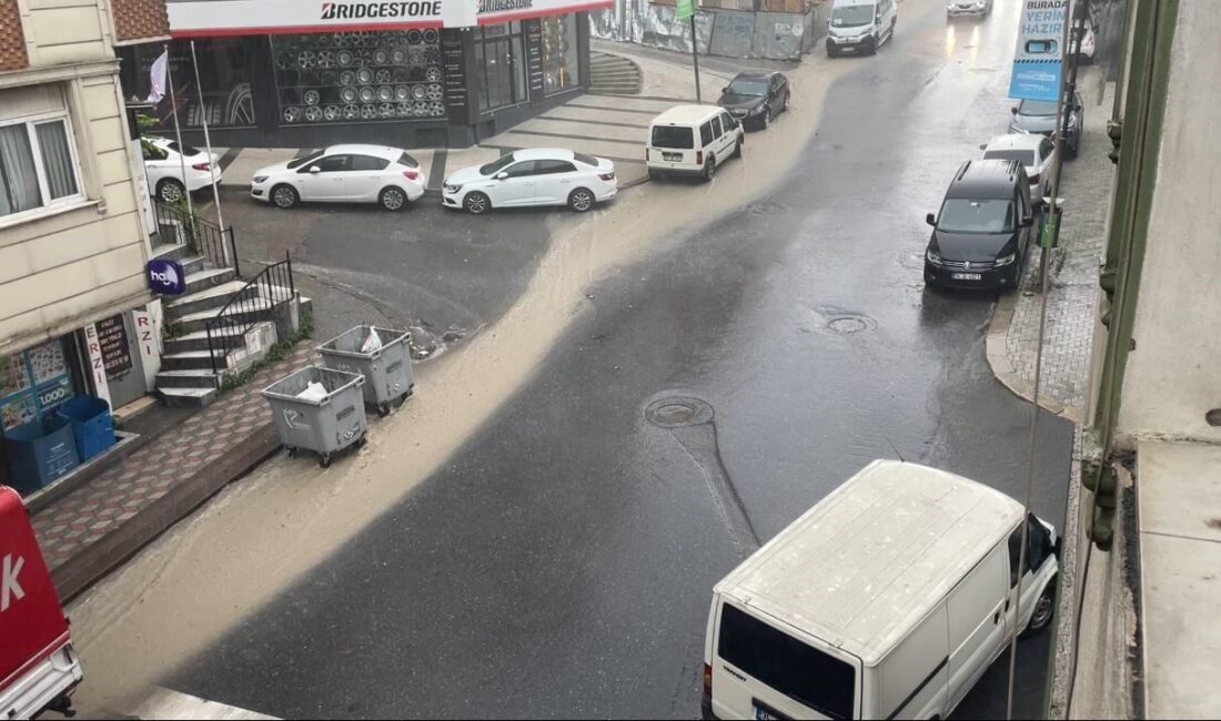 İstanbul'da sabah başlayan ve öğle saatlerinde şiddetini artıran sağanak yağış,