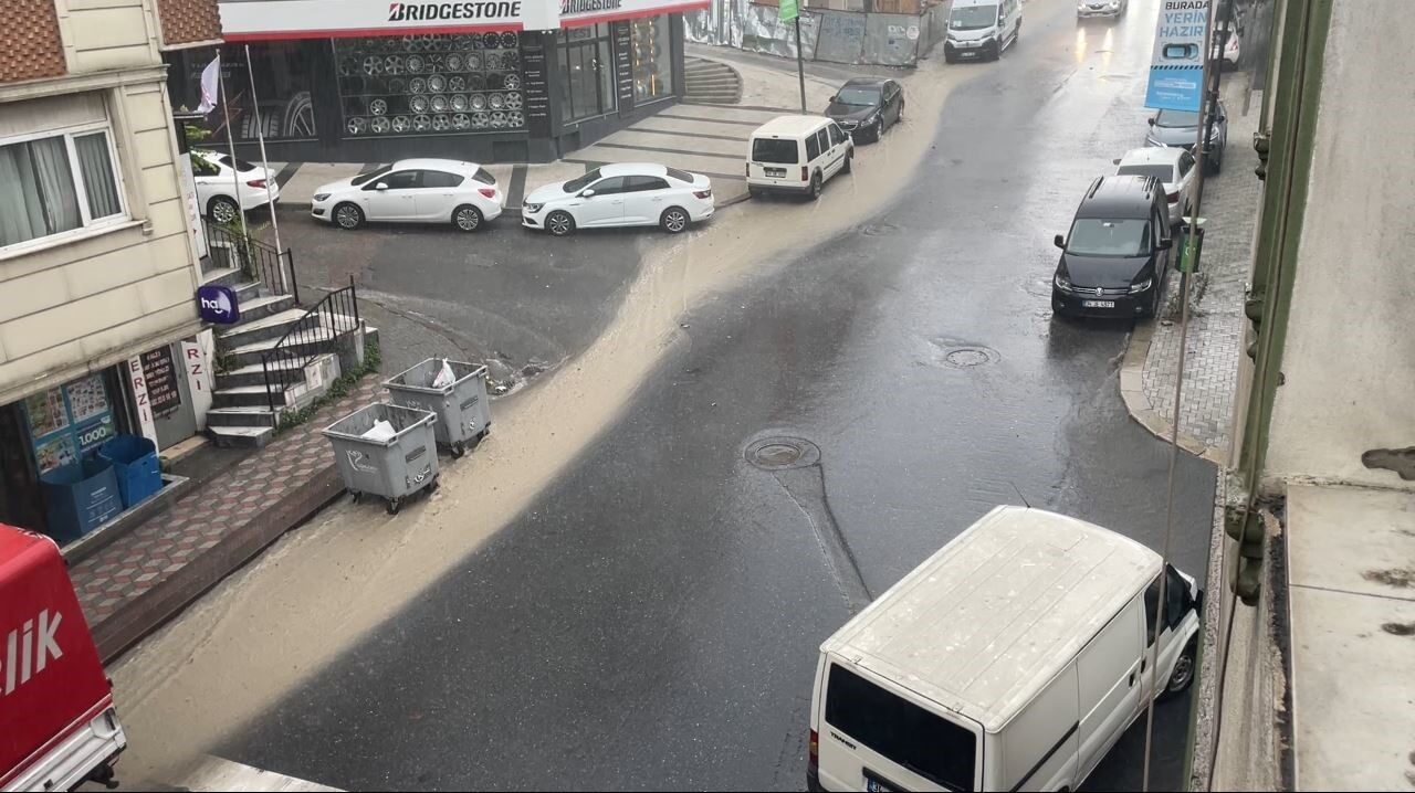İstanbul'da sabah başlayan ve öğle saatlerinde şiddetini artıran sağanak yağış,