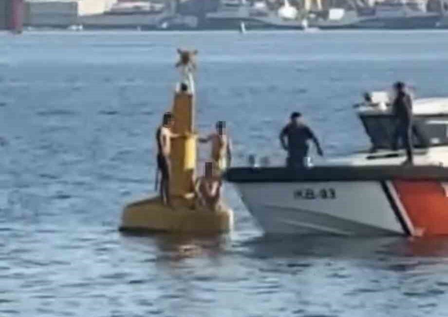 İzmit Körfezi’nde boğulmamak için deniz fenerine çıkan 3 kişiyi Sahil Güvenlik kurtardı Osmangazi Köprüsü’nün Kocaeli ayağında denize giren 3 kişi, boğulmamak için