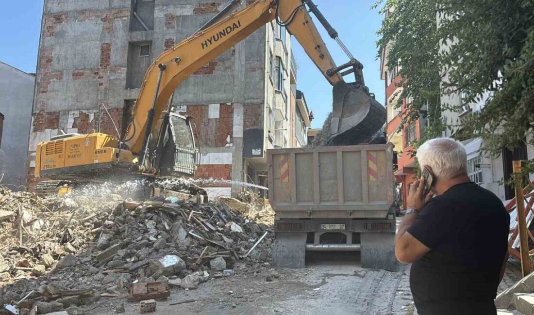 Kağıthane’de kontrolsüz yıkım: Molozlar çevredeki binalara hasar verdi İstanbul Kağıthane’de 4 katlı bir binanın yıkımı sırasında iddiaya göre
