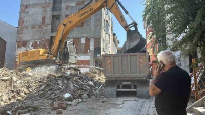 İstanbul Kağıthane’de 4 katlı bir binanın yıkımı sırasında iddiaya göre