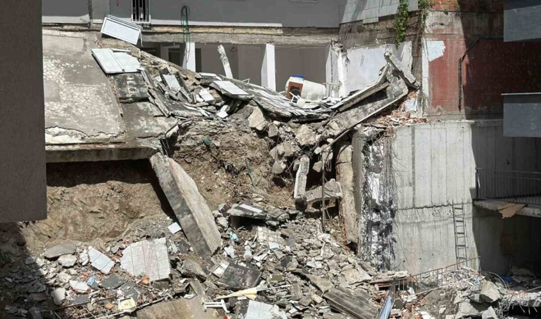 Kağıthane’de kentsel dönüşüm kapsamında yıkımı gerçekleştirilen bir binanın yanında bulunan