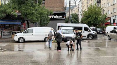 Bursa’da karpuz satışı için yol kenarına yanaşan kapalı kasa kamyonetin