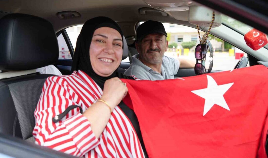 Kapıkule’den yurda giriş yapan gurbetçiler: “Bayrağı görünce bütün yorgunluğumuz geçiyor” Avrupa’nın farklı ülkelerinden yola çıkan gurbetçiler, binlerce kilometrelik yolculuğun ardından
