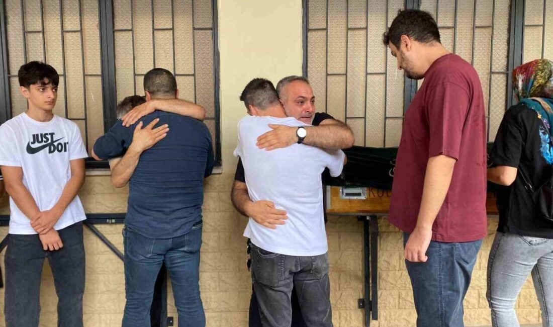 Karadeniz’deki gemi saldırısında hayatını kaybeden görevli Kocaeli’de defnedildi Rusya’nın Taman Limanı’ndan yüklediği kömürü Trabzon’a getirirken Novorossiysk açıklarında dron