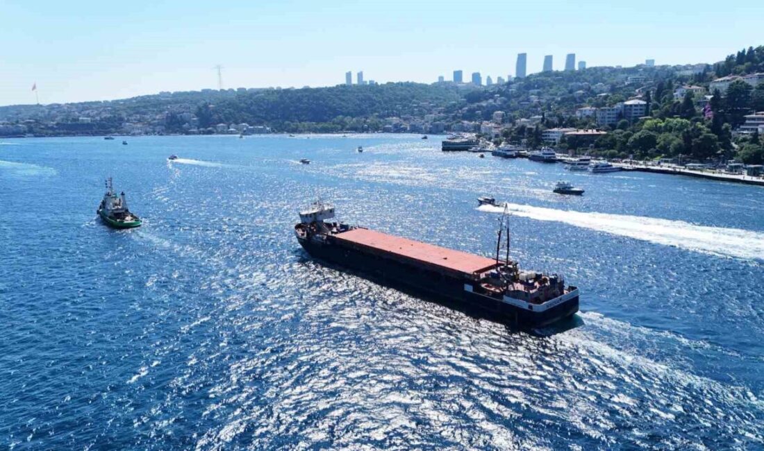 Karasu’da karaya oturan dev gemi İstanbul Boğazı’ndan geçti Karadeniz’de fırtına nedeniyle Sakarya’nın Karasu ilçesinde karaya oturan Kamerun bandıralı