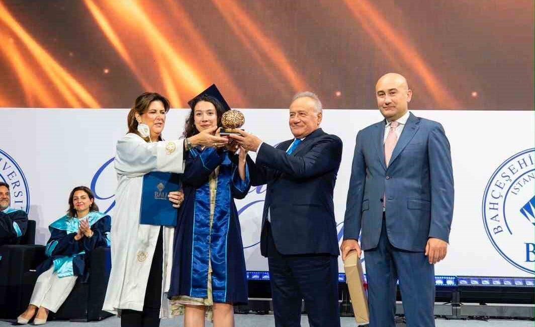 Kariyerini değiştirdi, BAU’da birinci oldu Bahçeşehir Üniversitesi’nin, 2025-2026 Akademik Yılı mezuniyet töreni, Ataşehir Ülker Spor