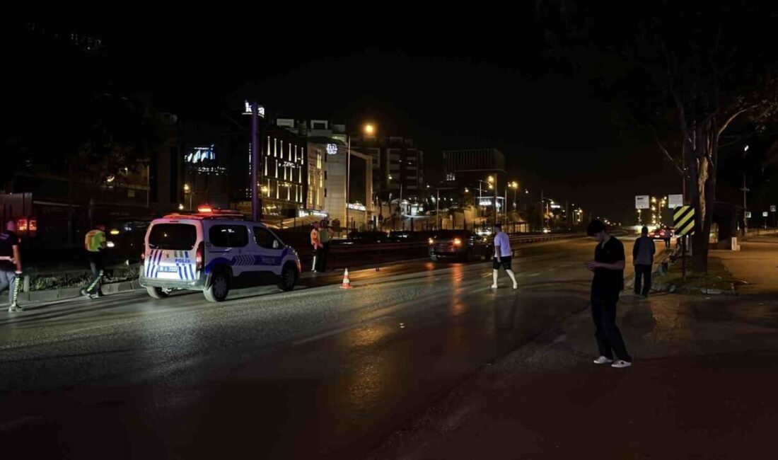 Bursa’da ana arterde karşıdan karşıya geçen 53 yaşındaki adama otomobil