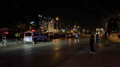 Bursa’da ana arterde karşıdan karşıya geçen 53 yaşındaki adama otomobil
