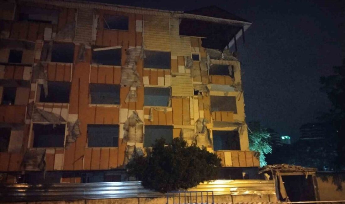 Kartal’da gece saatlerinde metruk bir binanın balkonu yola çöktü. Ölen