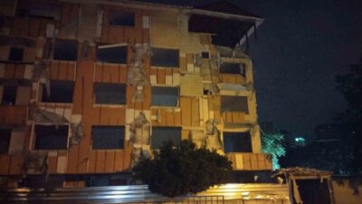 Kartal’da gece saatlerinde metruk bir binanın balkonu yola çöktü. Ölen