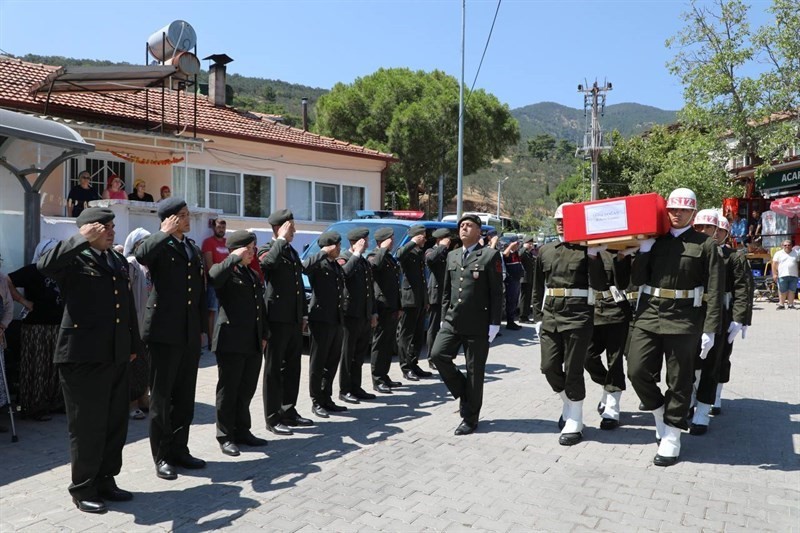 Kıbrıs Gazisi Murat Doğan son yolculuğuna uğurlandı Balıkesir’in Edremit ilçesinde Kıbrıs Gazisi Murat Doğan, düzenlenen askeri törenle