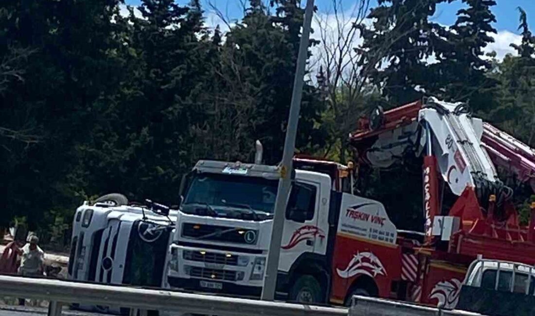 Kırklareli girişinde tır devrildi Kırklareli’nde kontrolden çıkan tırın bariyerlere çarparak devrilmesi sonucu meydana gelen