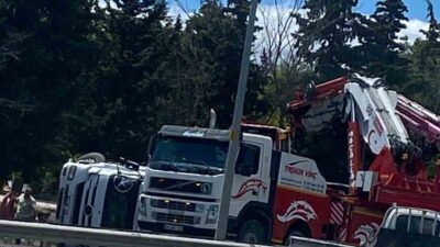 Kırklareli’nde kontrolden çıkan tırın bariyerlere çarparak devrilmesi sonucu meydana gelen