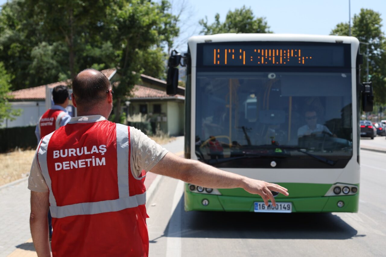 Bursa Büyükşehir Belediyesi, yaz sıcaklarının etkisini artırmasıyla birlikte toplu ulaşım