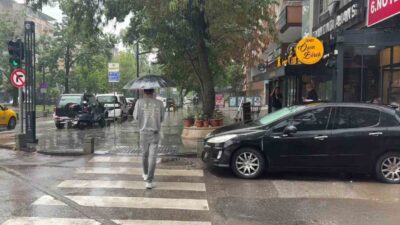 Kocaeli’de etkili olan sağanak yağış, kentte günlük yaşamı olumsuz etkilerken,