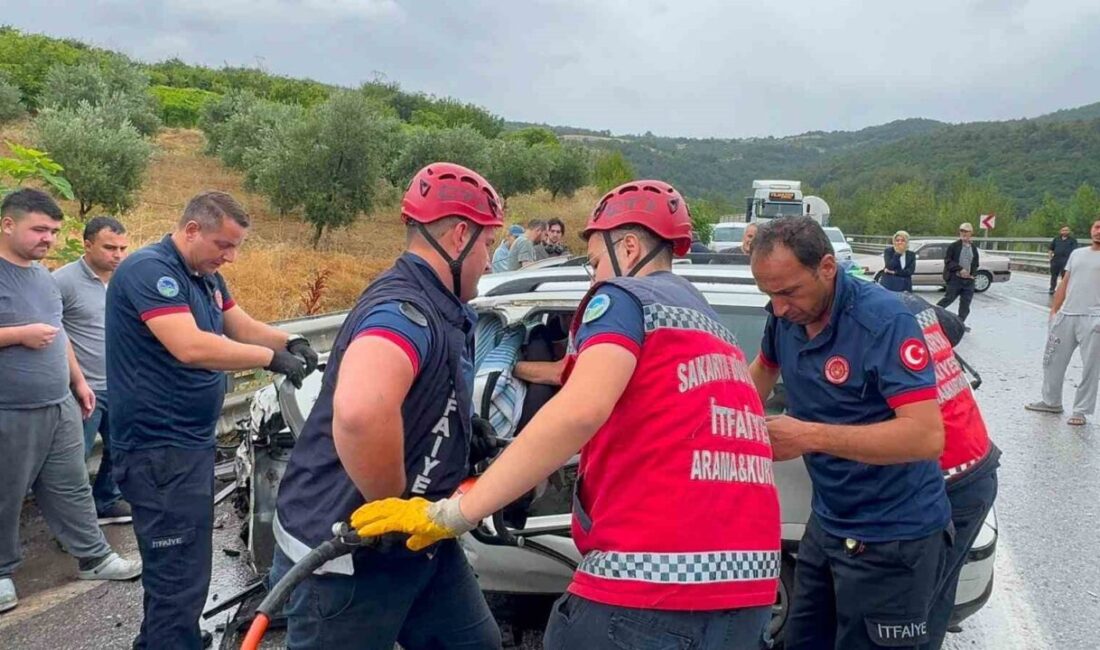 Kontrolden çıkan otomobil, önündeki tıra çarptı: 1 ölü, 2 yaralı Sakarya’nın Geyve ilçesinde kontrolden çıkan otomobil, aynı yönde seyir halinde