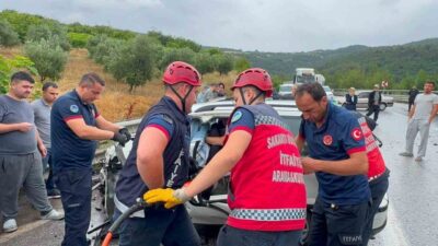 Sakarya’nın Geyve ilçesinde kontrolden çıkan otomobil, aynı yönde seyir halinde