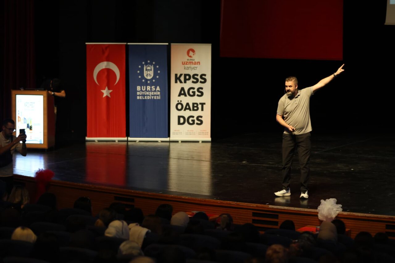 Bursa Büyükşehir Belediyesi'nin KPSS'ye hazırlanan adaylar için düzenlediği 'KPSS-FEST 2026
