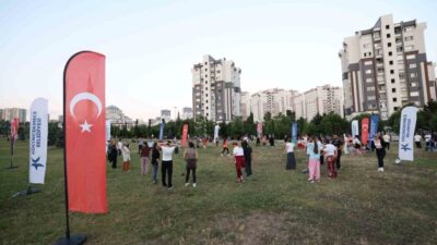 Küçükçekmece’de her yaştan vatandaşı hareketsiz yaşamdan uzaklaştırmak için antrenörler eşliğinde