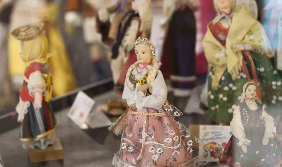 Kültürlerin renkleri folklorik bebeklerle yansıtıldı 27. Uluslararası İstanbul Büyükçekmece Kültür ve Sanat Festivali’nde geçmişin izlerini