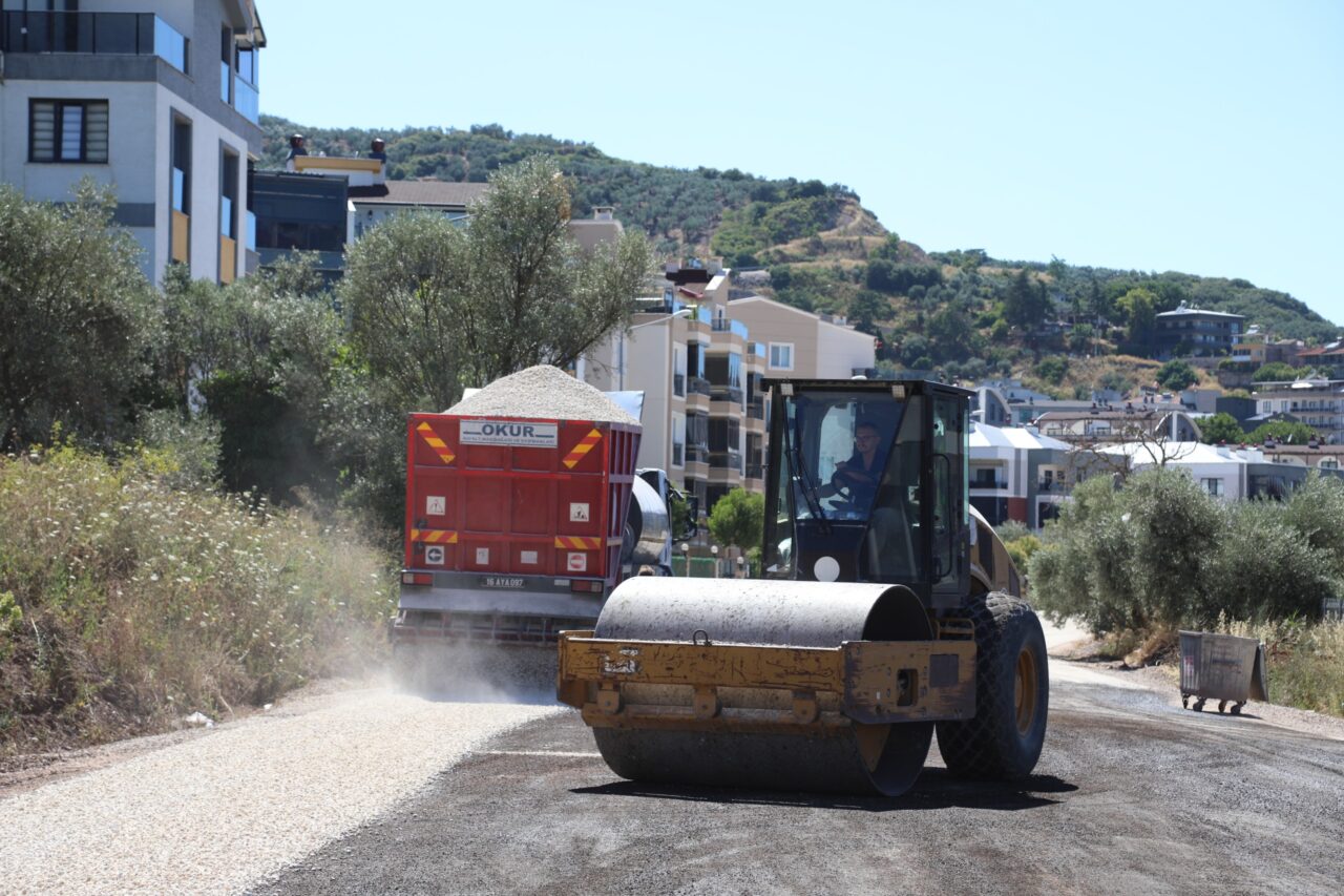 Bursa Büyükşehir Belediyesi, Gemlik'in Kurşunlu Mahallesi'nde gerçekleştirdiği yol genişletme ve