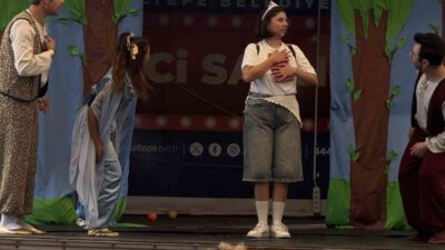 Maltepe Belediyesi’nin gezici sahnesi, “Gelecekten Gelen Misafir” isimli çocuk tiyatro
