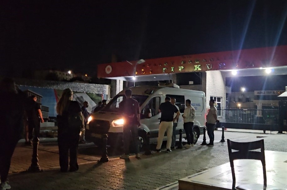 MasterChef şampiyonu Eren Kaşıkçı’nın cenazesi ailesi tarafından teslim alındı Sarıyer’deki evinde ölü bulunan 2021 MasterChef şampiyonu Eren Kaşıkçı’nın cenazesi