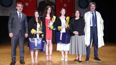 Bursa Uludağ Üniversitesi Mimarlık Bölümü mezuniyet törenine katılan Bursa Büyükşehir