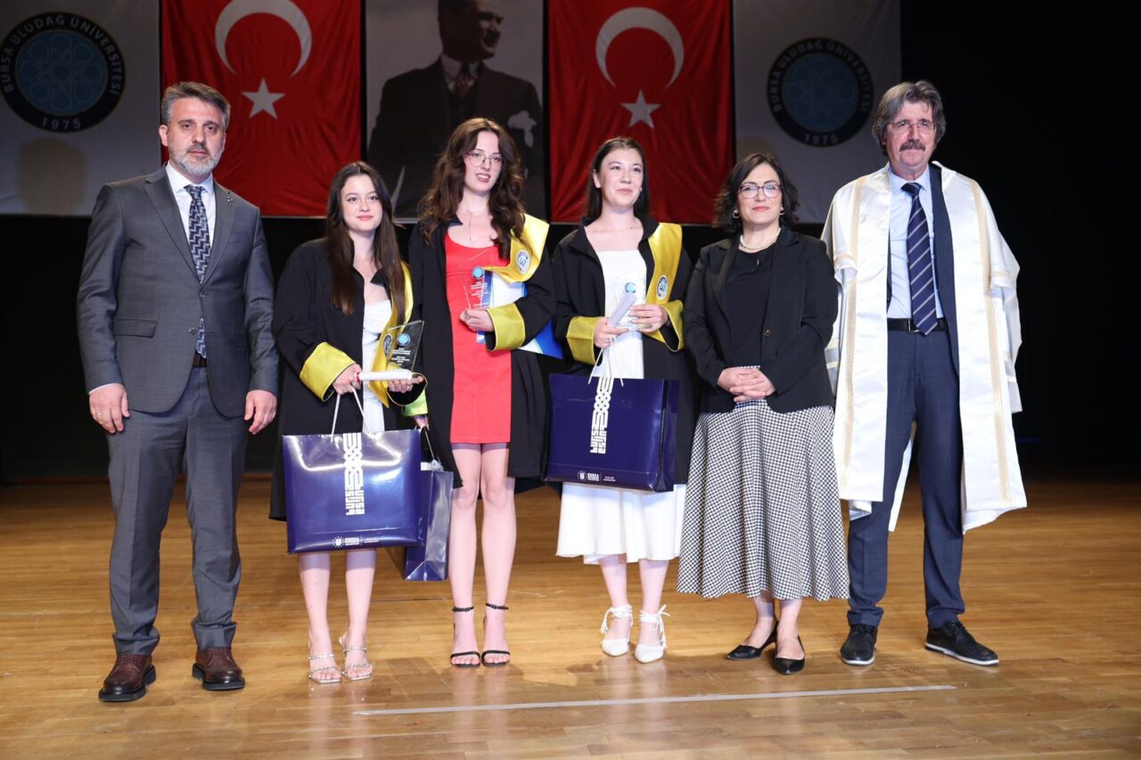 Bursa Uludağ Üniversitesi Mimarlık Bölümü mezuniyet törenine katılan Bursa Büyükşehir