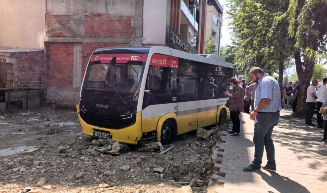 Minibüs Kaldırıma Uçtu! Faciadan Dönüldü Bursa'nın İnegöl ilçesinde kontrolden çıkan özel halk minibüsü kaldırıma çıkarak