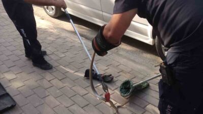 Bursa’nın İnegöl ilçesinde park halindeki bir minibüsün motor kısmına giren