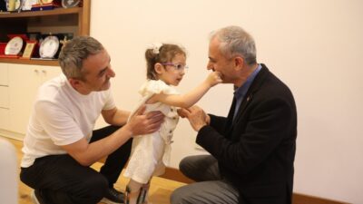 Çayırova Belediyesi, serebral palsi hastası 3 yaşındaki Lina Yalçınkaya’nın tedavi