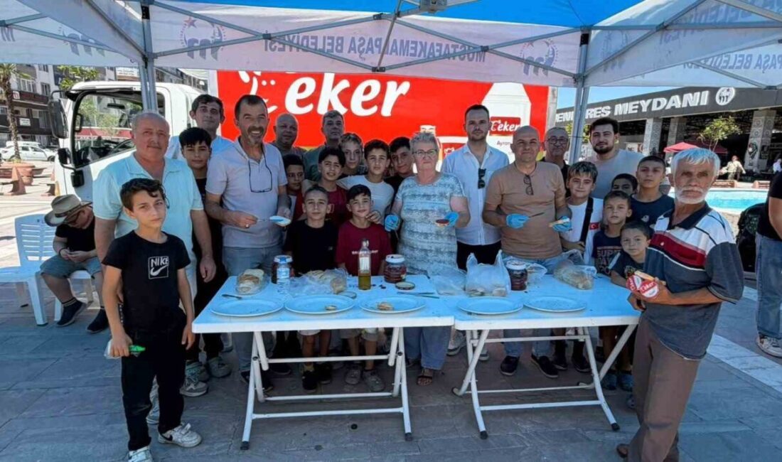 Mustafakemalpaşalıları çocukluğuna döndüren etkinlik Mustafakemalpaşa Kent Platformu ile Vatan Sevdalıları Platformu’nun ortaklaşa düzenlediği “Salçalı