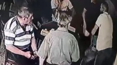 Bilecik’te bir kıraathanede okey oynayan şahsın yediği portakalın parçası soluk