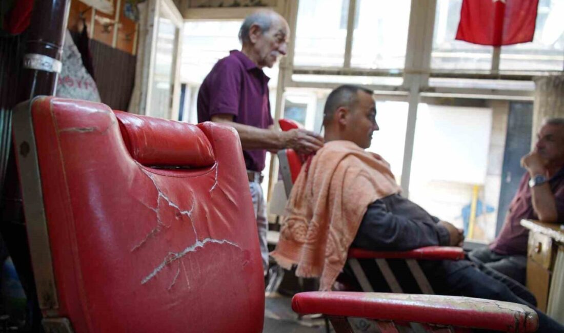 Ortağı vefat edince koltuğunu emekli etti Sakarya’nın Adapazarı ilçesindeki 10 metrekarelik berber dükkanında yıllardır insanlara hizmet