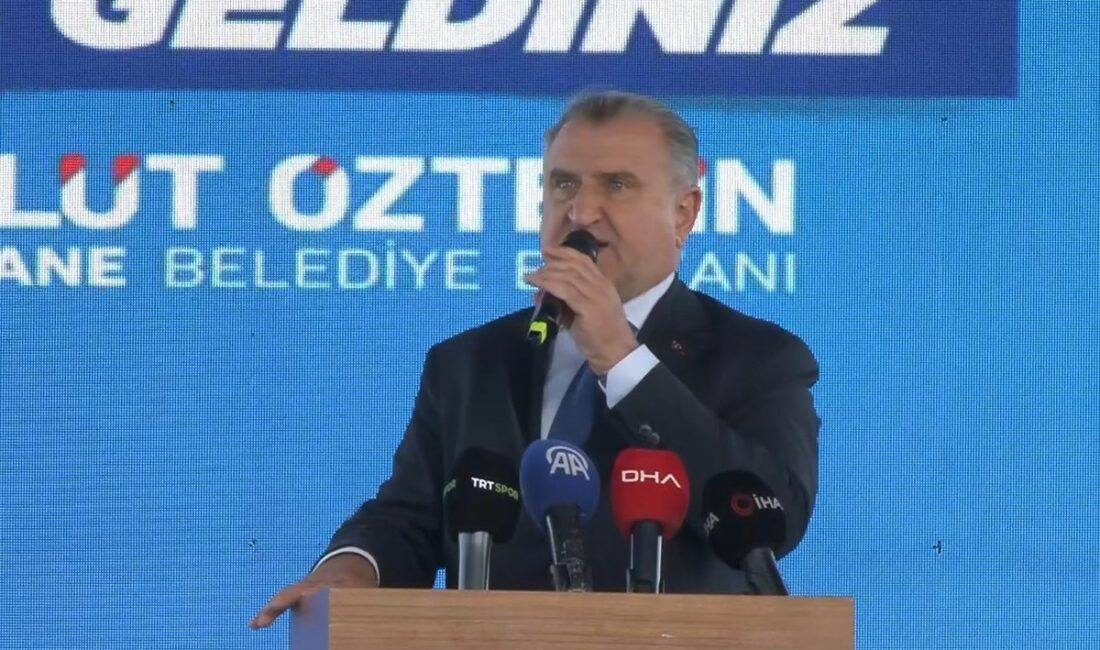 Kağıthane’de düzenlenen Yaz Spor Okulları Şöleni’ne katılan Gençlik ve Spor