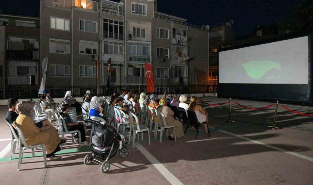 Osmangazi’de yaz akşamları açık hava sinemasıyla şenleniyor Osmangazi Belediyesi’nin “Osmangazi’de Yaz Film Gösterimleri” kapsamında Bursa Erkek Lisesi