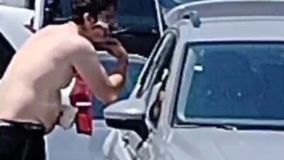 Sakarya’nın Karasu ilçesinde yolun ortasında otomobilinin camına bakarak tıraş olan
