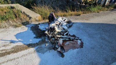 Sakarya’nın Sapanca ilçesinde otomobil ile motosikletin çarpıştığı trafik kazasında ağır